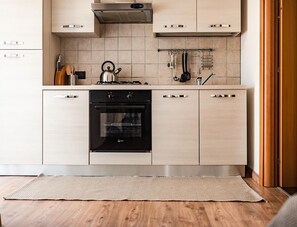 冰箱、微波炉、烤箱、炉灶