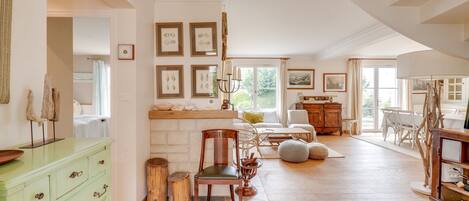 4 bedrooms, iron/ironing board, free WiFi, bed sheets