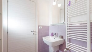 Apartment | Bathroom sink - Apartment Sophia - Termini (Rome)