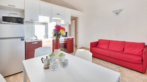 Apartment | Private kitchen | Fridge, microwave, oven, cookware/dishes/utensils - Apartment Sophia - Termini (Rome)