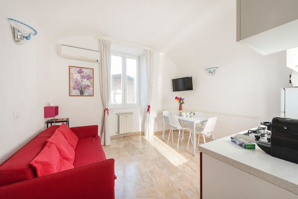 Apartment | Wohnbereich | 32-Zoll-LCD-Fernseher mit Kabelempfang, Fernseher