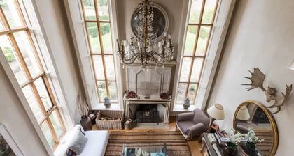 A Large Cotswold Country Retreat