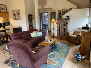 Een televisie en een open haard