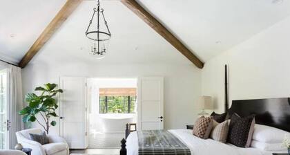 Charming Country Cottage! Wifi and AC!