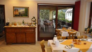 Bữa sáng buffet hàng ngày (7.5 EUR/mỗi người)