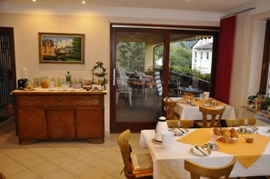 Café da manhã com buffet todos os dias (EUR 7.5 por pessoa)