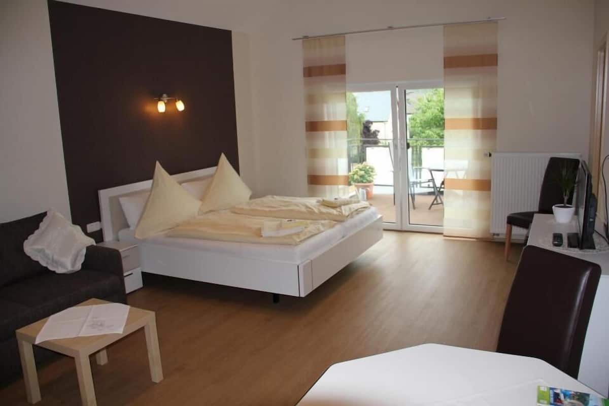 1 bedroom, hypo-allergenic bedding, free cots/infant beds, rollaway beds