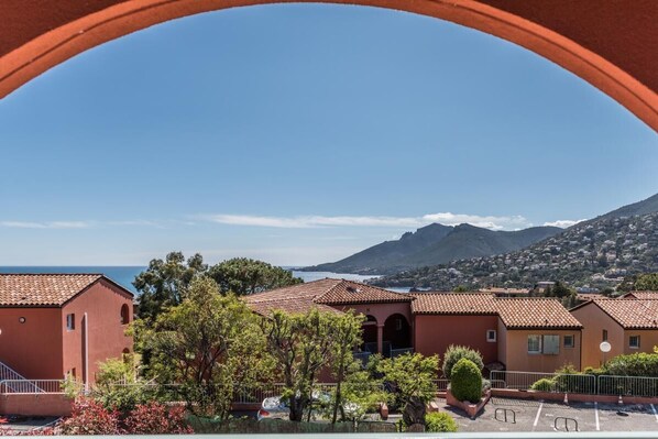 Property grounds - Charming apartment for 2 persons in quiet location, sea view, communal pool (Théoule-sur-Mer)