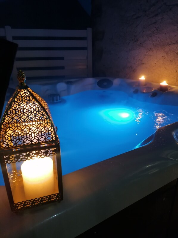 Outdoor spa tub - Country cottage Le Mas with jacuzzi (Brassac)