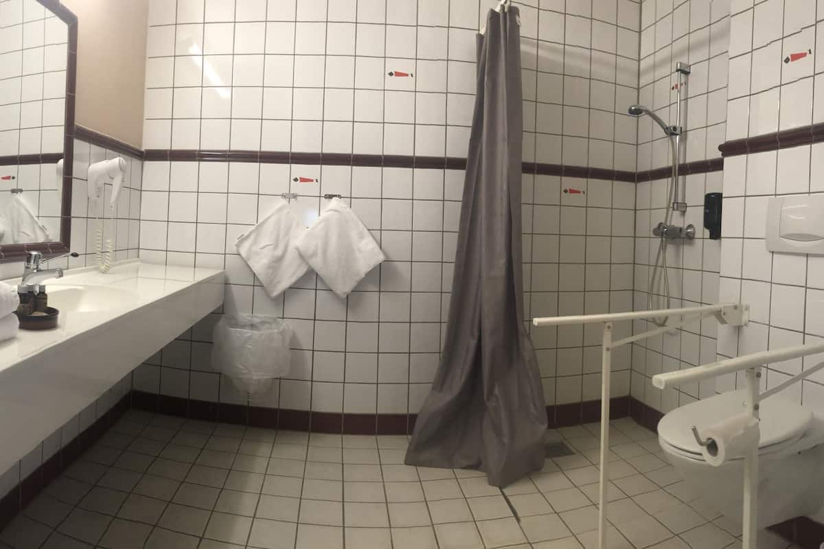 shower, towels, soap, shampoo