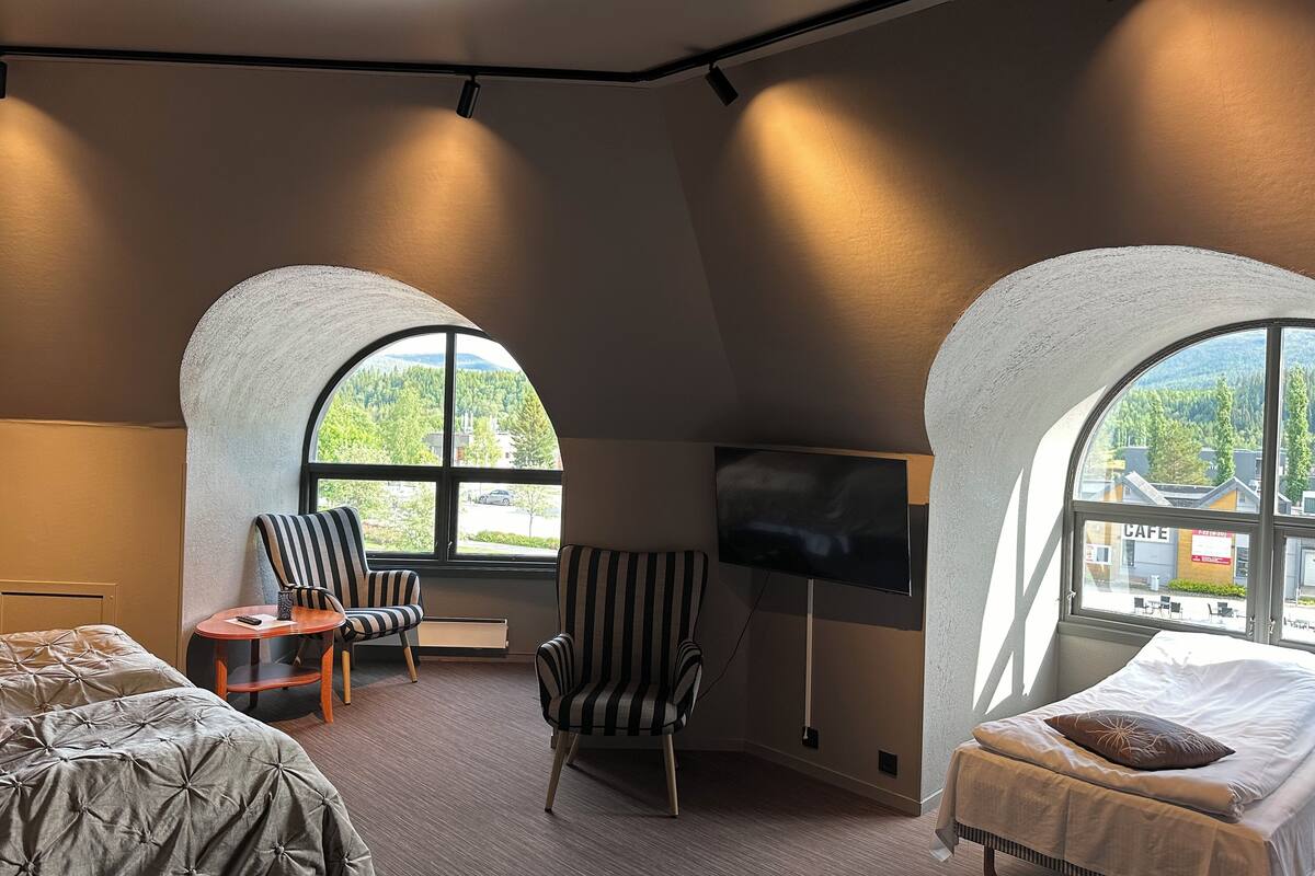 triple room | individually decorated, individually furnished, desk, laptop workspace