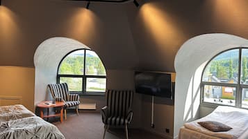 Triple Room | Individually decorated, individually furnished, desk, laptop workspace