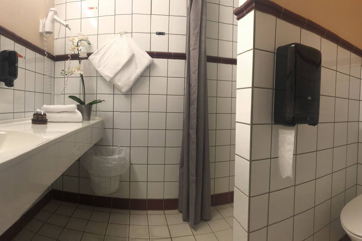 shower, towels, soap, shampoo