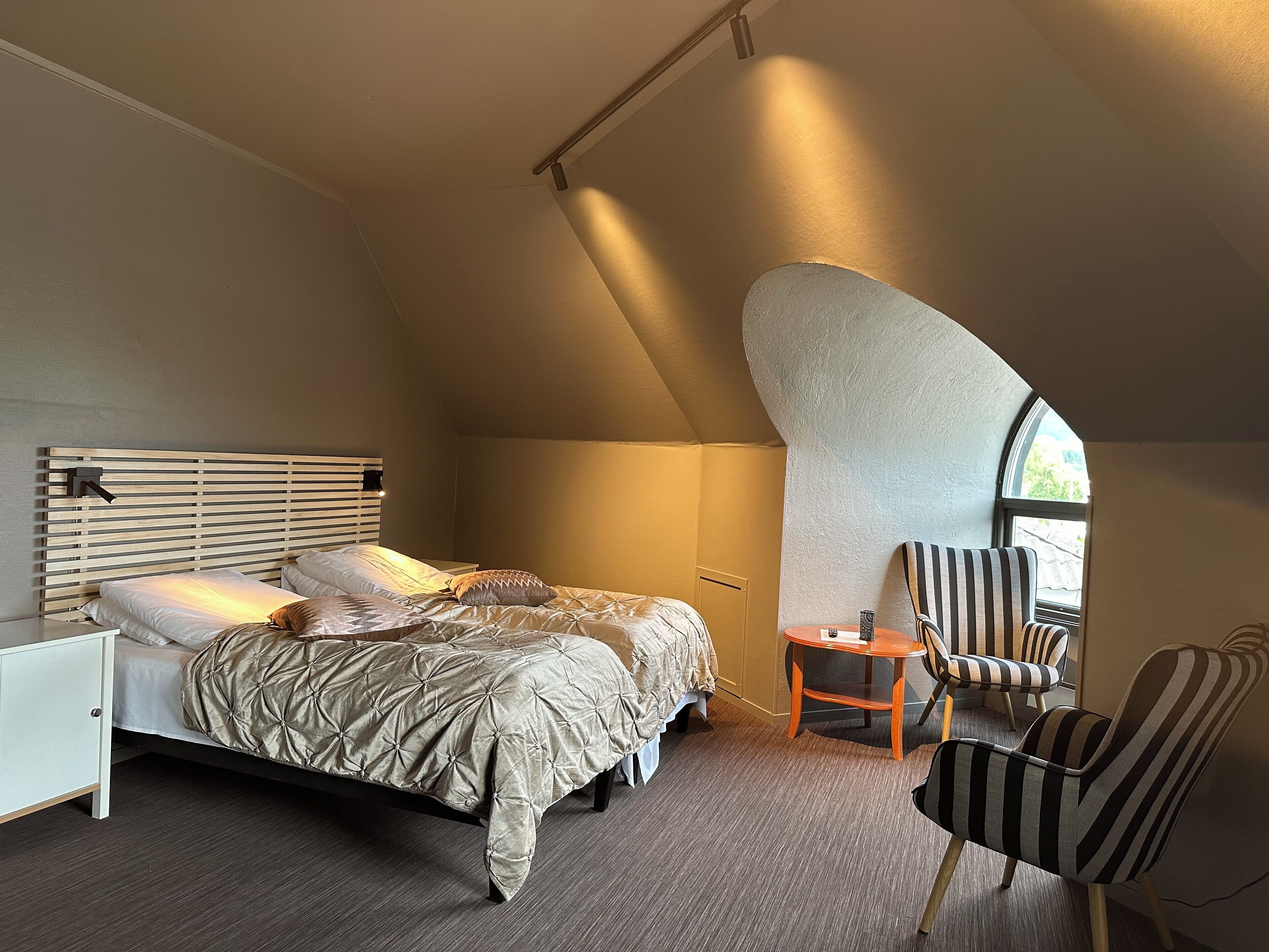 triple room | individually decorated, individually furnished, desk, laptop workspace