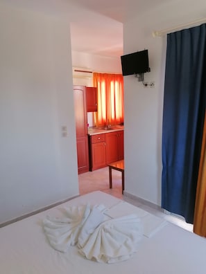 Standard Studio | Blackout drapes, free WiFi, bed sheets - Iris Studios (Karpathos)