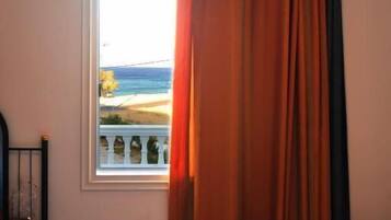 Blackout drapes, free WiFi, bed sheets