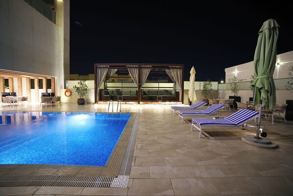 Outdoor pool, pool loungers