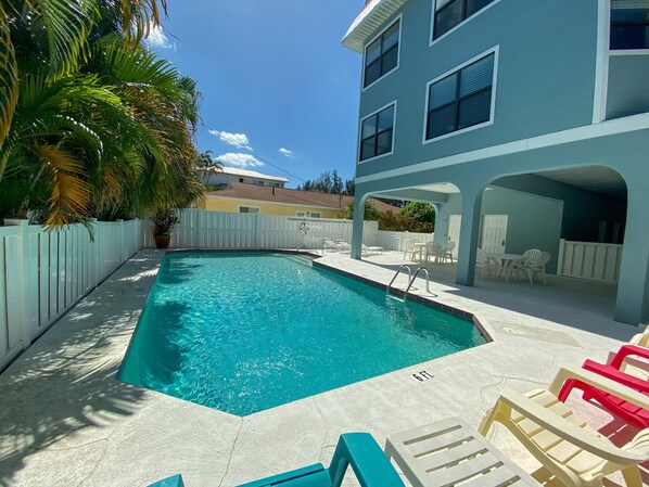 Utomhuspool och uppvärmd pool