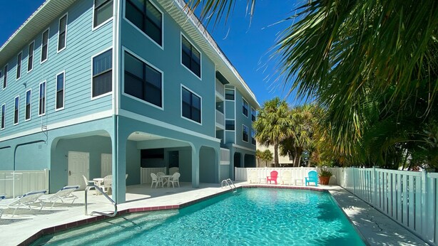 Outdoor pool, a heated pool - Tropical Sunset 2 (Holmes Beach)
