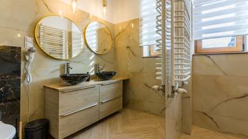 Classic Apartment | Bathroom | Shower, hair dryer, towels, soap
