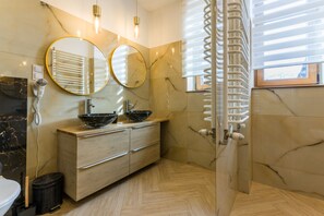 Departamento clásico | Baño | Regadera, secadora de cabello, toallas, jabón 