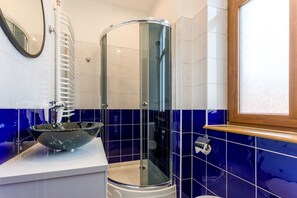 Habitación doble clásica | Baño | Regadera, secadora de cabello, toallas, jabón 