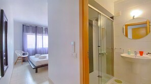 2 dormitorios, tabla de planchar con plancha, cuna de viaje