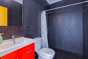 Ducha y bañera combinadas, secador de pelo y toallas