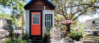 A whimsical Tiny House, shaded by Oaks and near sugar-sand Beaches and Bay!