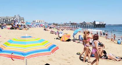 2 min walk to the beach. Pet friendly condo