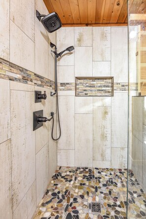 Combined shower/bathtub, hair dryer, towels