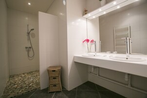 Design Apartment, Ensuite | Bathroom | Shower, free toiletries, hair dryer, towels