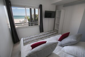 Apartemen Khas, teras, menghadap laut | Meja kerja, kedap suara, dan tempat tidur bayi (biaya tambahan)
