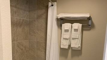 Habitación doble ejecutiva | Regadera en el baño