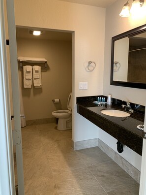 Sèche-cheveux, serviettes fournies, savon, shampoing