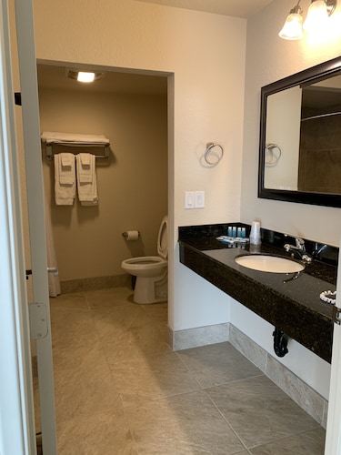 Apple Valley Hotel & Lodge