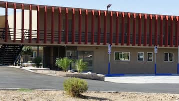 Vista frontal de la propiedad