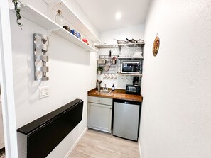 Refrigerador, microondas, parrilla de estufa y cafetera y tetera 