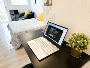 Tabla de planchar con plancha, wifi gratis y ropa de cama 