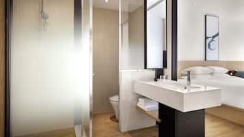 Un baño moderno con ducha, inodoro y lavabo.