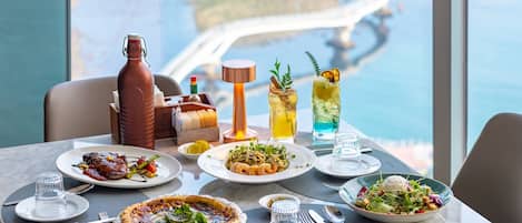 Petit déjeuner, déjeuner et dîner servis sur place, vue sur la plage