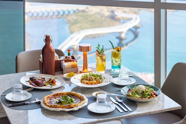Frühstück, lokale und internationale Küche, Blick auf den Strand