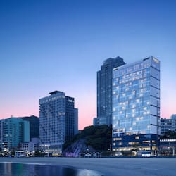 Situated by the waterfront, this hotel offers stunning views of the surrounding area.