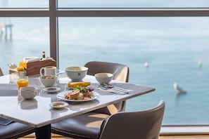 Café da manhã com buffet todos os dias mediante uma taxa