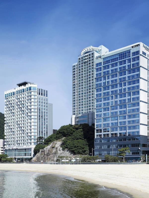 Located in a vibrant coastal urban area, this hotel offers stunning views of the beach.