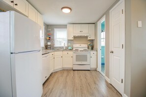 Frigorifero, microonde, piano cottura, lavastoviglie