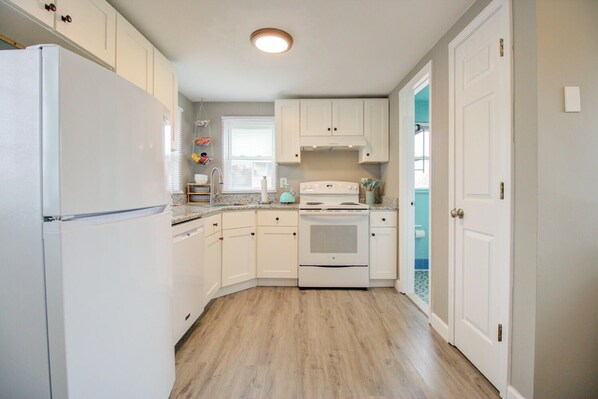 Refrigerador, microondas, placa de cocina, lavavajillas