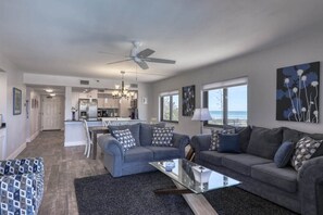 Luxury Condo, 3 Bedrooms, Ocean View (Kandy's Kondo 1114) | Living room