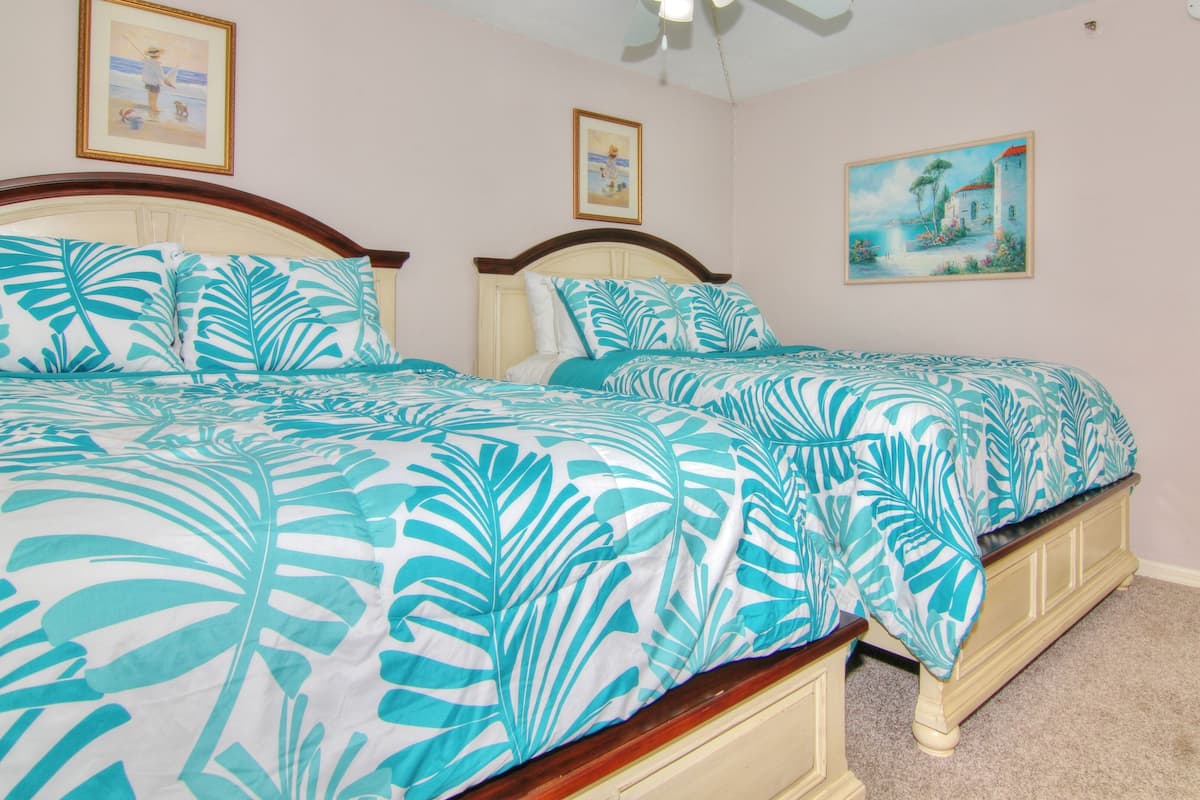 Condo superluxo, 2 quartos, vista para o mar (Kandy's Kondo 101) | Wi-Fi de cortesia, individualmente decorados