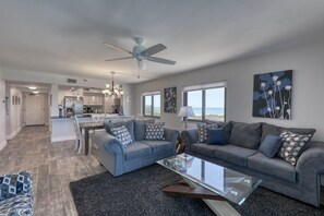 Luxury-Apartment, 3 Schlafzimmer, Meerblick (Kandy's Kondo 1114) | Innenbereich